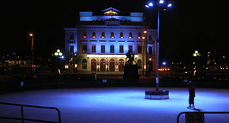 Åk skridskor i Bältesspännarparken på Avenyn i Göteborg.